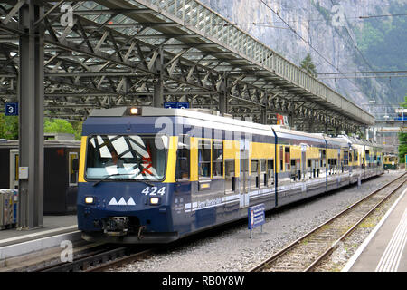 Zug nach Interlaken Ost aus den Bahnhof Lauterbrunnen. Stockfoto