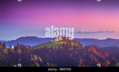 Kirche von Saint Leonard steht auf dem Hügel in der Nähe der Kirche Crni Vrh Dorf. Stockfoto