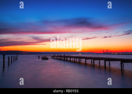 Kleine Dock und Boot am See, Sonnenuntergang geschossen Stockfoto