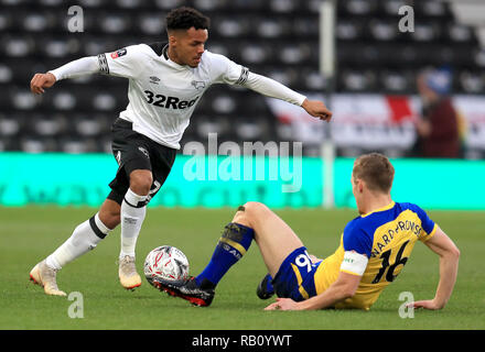 Von Derby County Duane Holmes (links) und James in Southampton Ward-Prowse Kampf um den Ball während der Emirates FA Cup, dritte Runde im Pride Park, Derby. Stockfoto