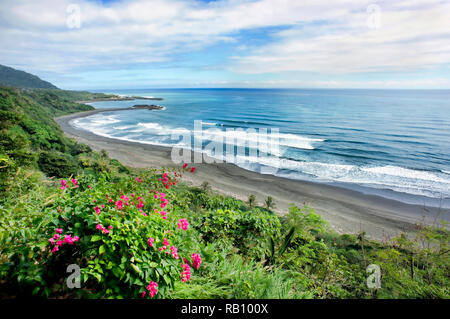Taiwan Ocean View mit wilden Bougainvillea Blumen auf den Grat. Stockfoto