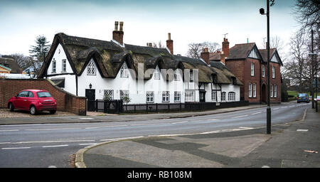 Zeile aus strohgedeckten Cottages in Repton, Derbyshire, Großbritannien Stockfoto