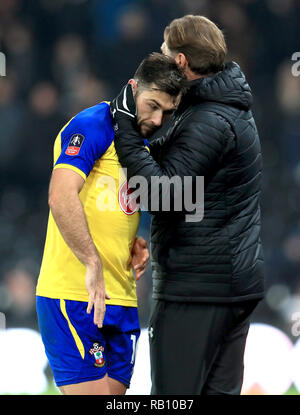 Southampton manager Ralph Hasenhuttl (rechts) und Southampton Charlie Austin während der Emirate FA Cup, dritte Runde im Pride Park, Derby. Stockfoto