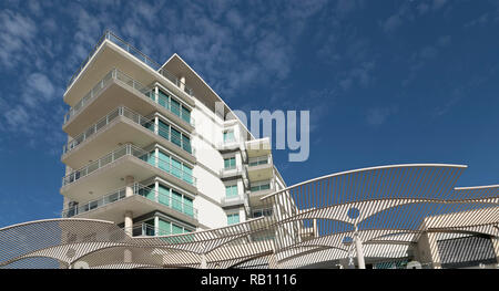 Ein Bild der modernen Wohnblocks mit einem abstrakten Gefühl auf der Insel Madeira, Portugal. Stockfoto