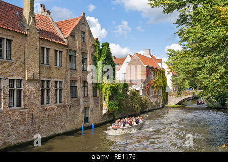 Bootsfahrt auf dem Kanal Groenerei (grüner Kanal) in Brügge, Belgien. Stockfoto