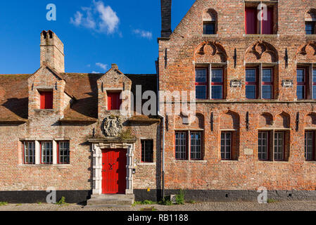 Pelikan (pelikaan) Haus trägt das Emblem des Pelikan, ist ein altes Haus - Gott in Brügge, Belgien. Stockfoto