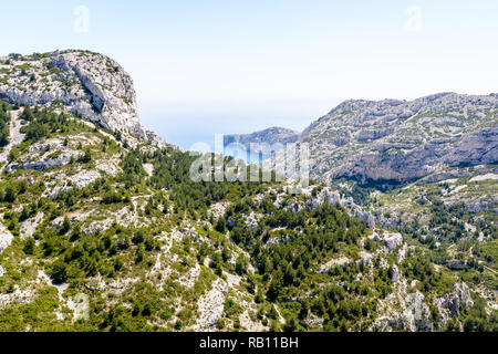 Panoramablick über der Steilküste des Massif des Calanques an der Mittelmeerküste im Süden Frankreichs in der Nähe von Marseille durch einen sonnigen Tag. Stockfoto