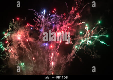 Mehrfarbige Feuerwerk und Rauch in den Himmel bei Center Parcs neues Jahr Feier Stockfoto