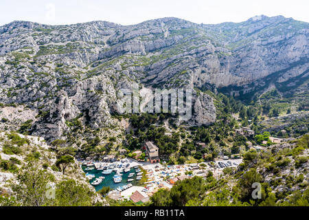 Blick über den kleinen Fischerhafen in calanque Morgiou an der Mittelmeerküste in der Nähe von Marseille in Südfrankreich an einem sonnigen Frühlingstag. Stockfoto
