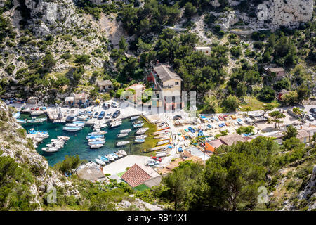 Blick über den kleinen Fischerhafen in calanque Morgiou an der Mittelmeerküste in der Nähe von Marseille in Südfrankreich an einem sonnigen Frühlingstag. Stockfoto
