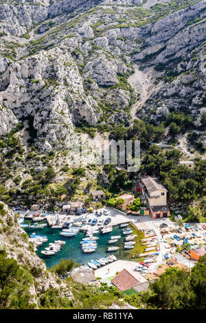 Blick über den kleinen Fischerhafen in calanque Morgiou an der Mittelmeerküste in der Nähe von Marseille in Südfrankreich an einem sonnigen Frühlingstag. Stockfoto