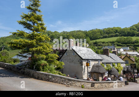 The Mason Arms, ein traditionelles, preisgekröntes reetgedeckten Gasthaus im Herzen von Branscombe Dorf in East Devon, England, Großbritannien Stockfoto