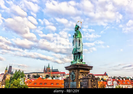 St. Johannes von Nepomuk Statue auf der Karlsbrücke, Prag Stockfoto