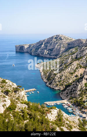 Blick über calanque Morgiou an der Mittelmeerküste in der Nähe von Marseille im Süden Frankreichs mit seinen kleinen Hafen an einem sonnigen Frühlingstag. Stockfoto
