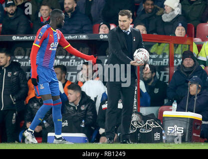 Grimsby Town Manager Michael Jolley (links) hält auf die Kugel, Joel Ward Gesten des Crystal Palace in Richtung während der Emirate FA Cup, dritte Runde an Selhurst Park, London. Stockfoto