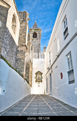 Schöne Straße neben der Kirche Divino Salvador, mit einem Wandgemälde von der Virgen de la Oliva, in Vejer de la Frontera, Spanien Stockfoto