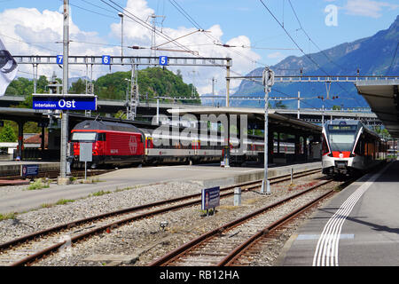 Züge am Bahnhof Interlaken Ost Stockfoto