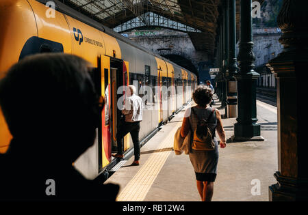 Porto, Portugal - 27 September, 2018: die Menschen in dem Zug im Bahnhof geben Sie im Sommer Tag, Portugal Stockfoto