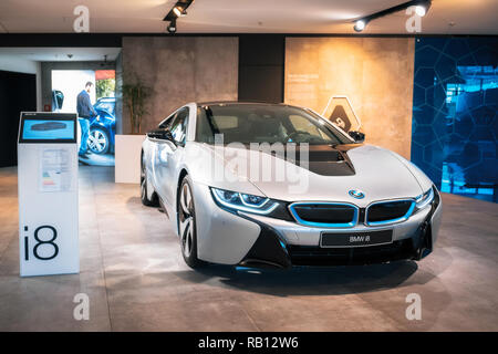 München, Deutschland - 7. Dezember 2017: Vorderansicht von BMW i8 elektrische Sportwagen BMW Welt Welt Stockfoto