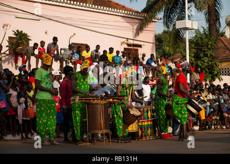 Bissau, Republik Guinea-Bissau - Februar 12, 2018: die Gruppe der Männer spielen Musik und tragen Kostüme während der Karneval in der Stadt Stockfoto