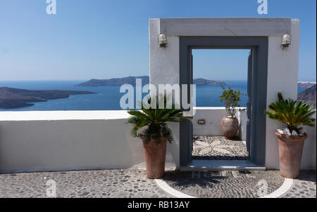 Typische design Dekoration Tür von Santorini Griechenland mit Weise ins Meer mit Kopie Raum Stockfoto