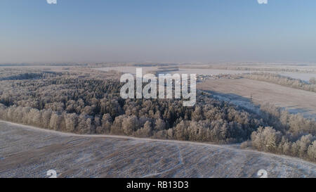 Luftaufnahme Landschaft im Winter schneebedeckten Feld und Bäume in der Landschaft. Winter in die Landschaft. Schneebedeckte Felder und Bäume im Winter Stockfoto