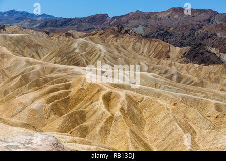 Zabriskie Point ist ein Teil von Amargosa Range im Osten von Death Valley entfernt, bekannt für seine erosional Landschaft. Es besteht aus Sedimenten aus Furnac Stockfoto