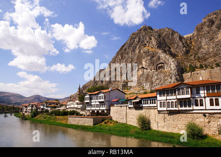Historische Amasya Häuser und Gräber der Könige Stockfoto