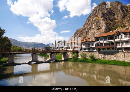 Amasya Häuser neben dem Fluss Yesilirmak und Stein Gräber der Könige in der Türkei Stockfoto