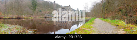 Reflexionen von Gibson Mühle in einem Teich an Hardcastle Crags Stockfoto