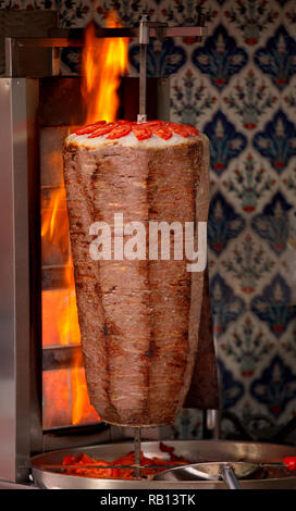 Authentische türkische Döner rolling außerhalb eines Restaurants auf den Straßen von Istanbul, Türkei. Stockfoto