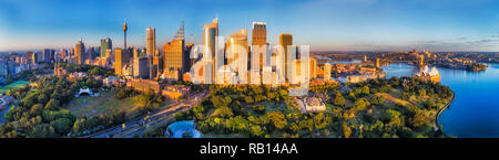 Hoch massive Hochhaus Gebäude von Sydney CBD hinter Domäne und grüne Parklandschaft der botanischen Gärten am Ufer des Hafens von Sydney, mit größeren Stadt Stockfoto