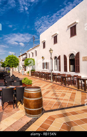 Walking Street mit Restaurants im Zentrum von Cala D'Or, Mallorca, Spanien. Stockfoto