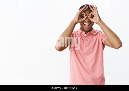 Portrait von glücklich, gesund und verspielt african american älterer Bruder spielen mit den Kindern, die Gesichter und Lachen von Glück und Freude, okay Schilder über Augen, Binokular Stockfoto