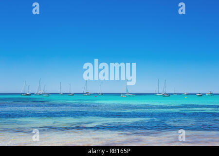 Es Trenc - super Strand mit schönen klaren Wasser und viele Yachten, Insel Mallorca, Spanien Stockfoto