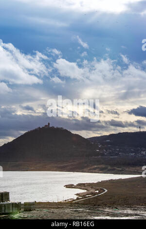 Die meisten Rekultivované jezero, hrad Hněvín,, Die Meisten, severní Čechy, Česká republika/revitalisiert See Die meisten Hnevin, Burg, Stadt die Meisten, Nordböhmen, Tschechische Stockfoto