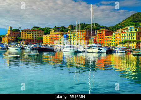 Schönen mediterranen Stadtlandschaft mit luxuriösen Boote, Yachten und bunten Gebäude, Santa Margherita Ligure, Ligurien, Italien, Europa Stockfoto