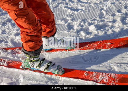 Beine eines Skifahrers freerider Close up stand auf einem velvete Track. Stockfoto