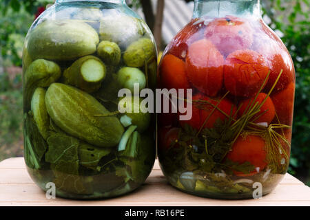 Hausgemachte Konserven Tomaten und Gurken im Glas Stockfoto