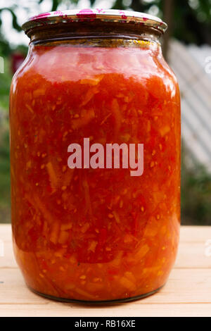 Hausgemachte Konserven Tomaten Gewürze im Glas sind bereit für den Winter Stockfoto