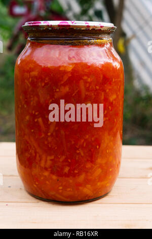 Hausgemachte Konserven Tomaten Gewürze im Glas sind bereit für den Winter Stockfoto