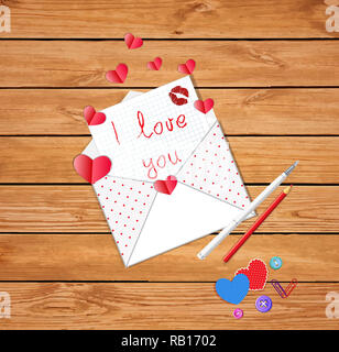 Schreiben Liebe. Cute geöffnet Umschlag mit Schreiben und Text ich liebe Dich, kissmark, Füllfederhalter, Bleistift und Papier Herzen auf rustikalen Vintage ta verstreut Stockfoto