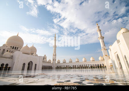 Dubai, VAE - Oktober 2018: Sheikh Zayed Grand Moschee in der Dämmerung, VAE Stockfoto