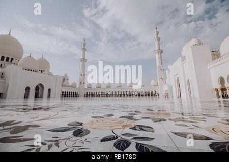 Dubai, VAE - Oktober 2018: Sheikh Zayed Grand Moschee in der Dämmerung, VAE Stockfoto