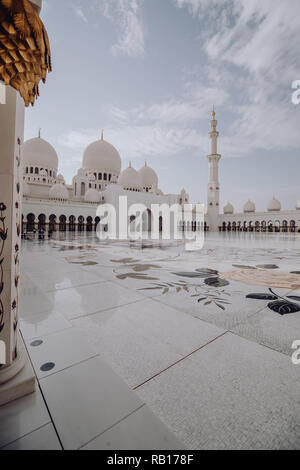 Dubai, VAE - Oktober 2018: Sheikh Zayed Grand Moschee in der Dämmerung, VAE Stockfoto