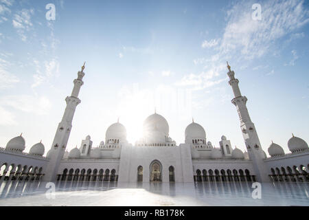 Dubai, VAE - Oktober 2018: Sheikh Zayed Grand Moschee, Abu Dhabi, VAE die drittgrößte Moschee der Welt, Bereich ist 22,412 qm und die 4 Mina Stockfoto