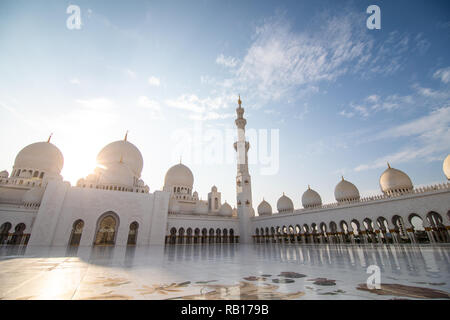 ABU DHABI, VAE - 11. Mai: Sheikh Zayed Grand Moschee, Abu Dhabi. Die drittgrößte Moschee der Welt, Bereich ist 22,412 Quadratmeter und 4 Minaretten ar Stockfoto