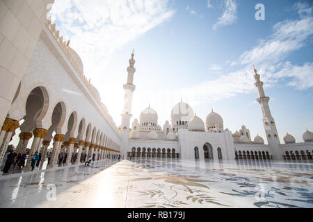 Dubai, VAE - Oktober 2018: Sheikh Zayed Grand Moschee in der Dämmerung, VAE Stockfoto