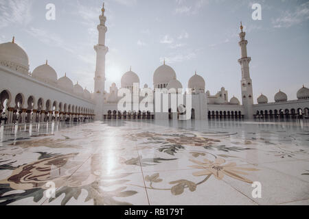 Dubai, VAE - Oktober 2018: Grand Sheikh Zayed Grand Moschee, Abu Dhabi, VAE am 11. Mai 2016 in Abu Dhabi. Stockfoto