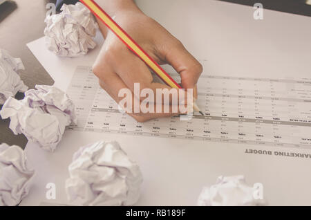 Keine Idee und Konzept f-Geschäftsfrau, Sitzen mit zerknittertem Papier oder Müll und Papier Kugel oder Abfälle auf den Boden, Geschäftsmann sind Verkrümmung ein Papier Stockfoto